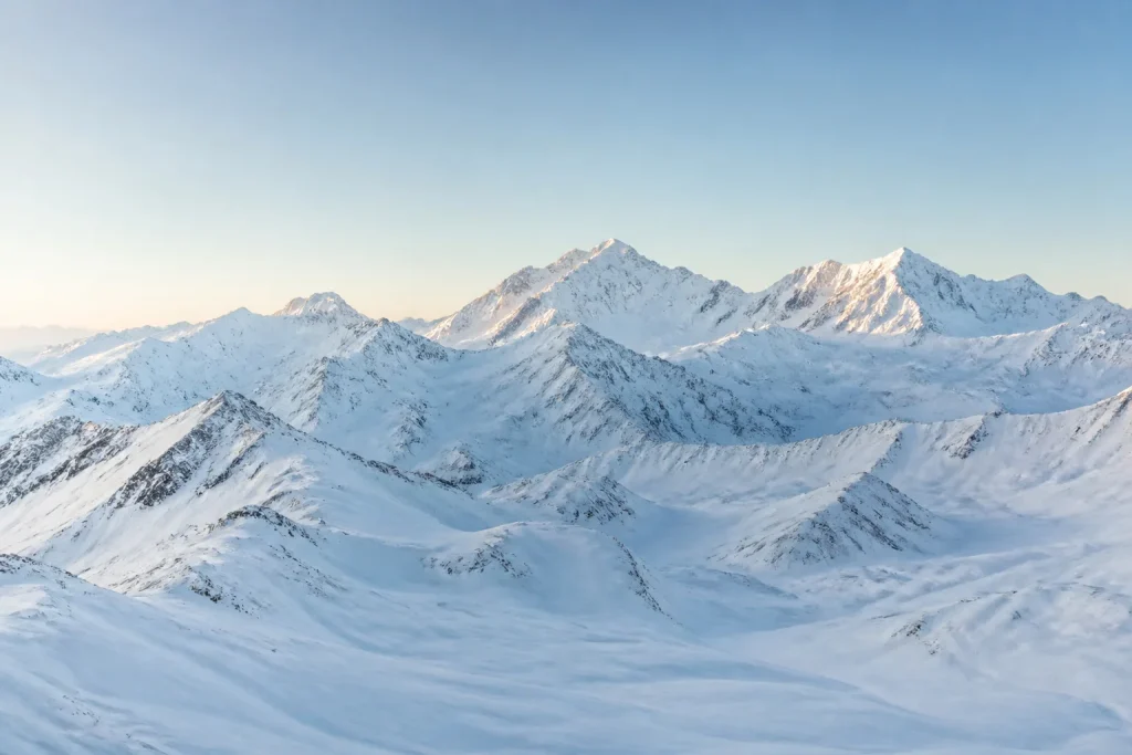 Vastes etendues enneigees sous un ciel bleu